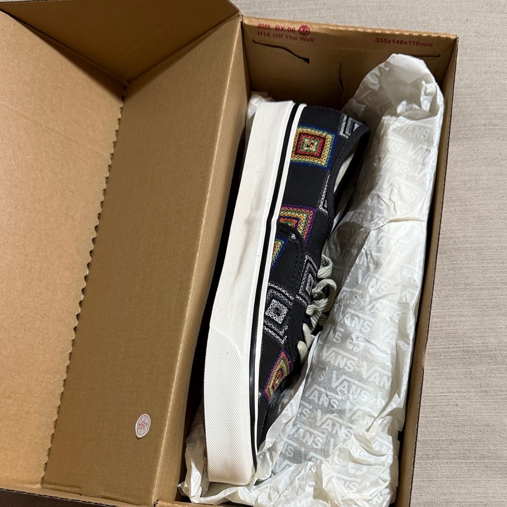 Vans Men's Black Sneakers with Multicolor Pattern - Picture 7 of 8
